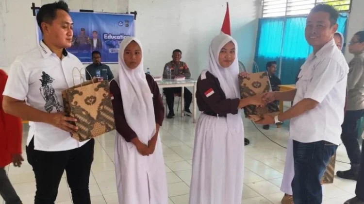 Polres Banggai Tebar Semangat Nasionalisme ke Pelajar