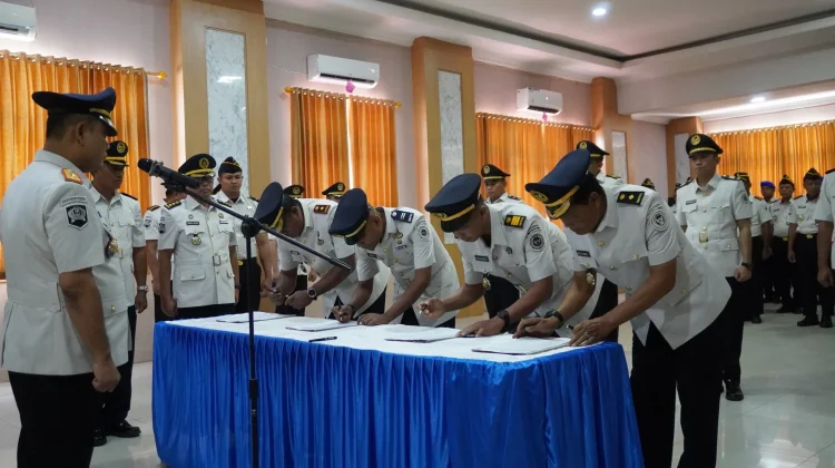 Ditjenpas Sulteng Lantik Delapan Pejabat, Tekankan Akselerasi Kinerja