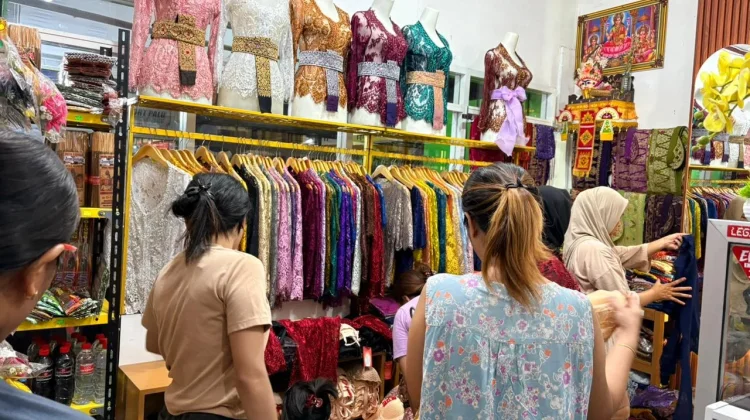 Sambut Hari Kartini, Warga Palu Serbu Toko Kebaya