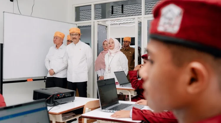 Kunjungi SRMP 22 Sigi, Mensos Pastikan Laptop Digunakan dalam Pembelajaran