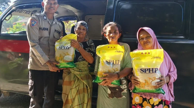 Bantu Ekonomi Warga, Polres Parigi Moutong Salurkan 300 Kilogram Beras Murah