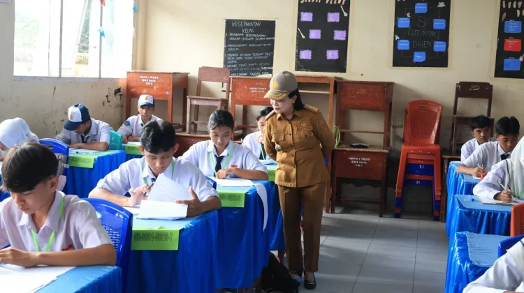 Sekda Poso Pastikan Ujian ASA-SP SMP Berjalan Tertib dan Lancar