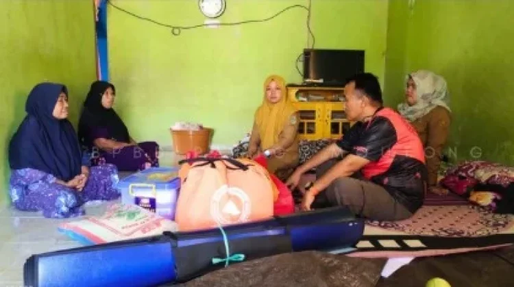 BPBD Parimo Beri Bantuan Logistik bagi Korban Pohon Tumbang dan Laka Laut
