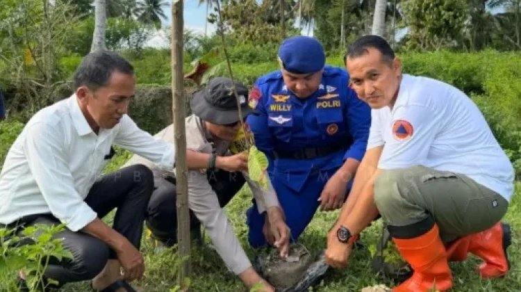 Peringati Hari Bumi, BPBD Parimo Hijaukan Dua Desa di Parigi Moutong