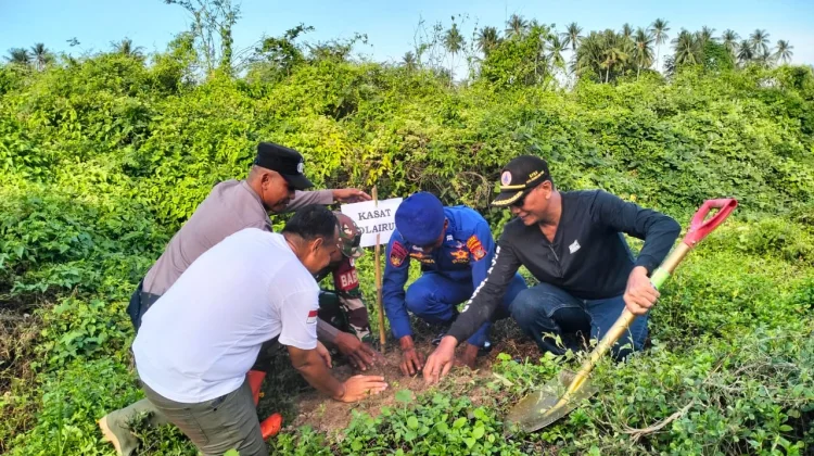 Polairud Polres Parimo Tanam 100 Bibit Pohon di Pesisir Peringati Hari Bumi