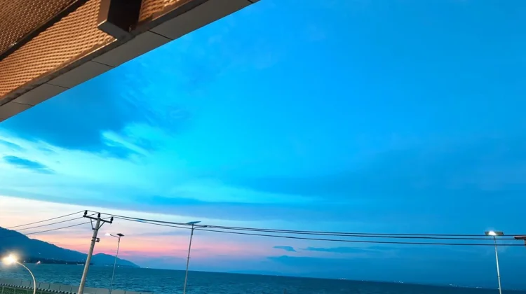 Keindahan Senja Biru di Teluk Palu