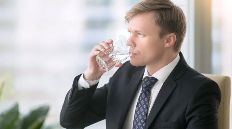 Minum Air Cukup untuk Jaga Performa Kerja