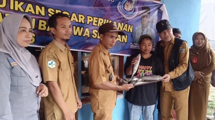 Dinas Perikanan Donggala Salurkan 1,2 Ton Ikan Segar Atasi Stunting