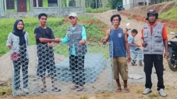 Akses Putus akibat Banjir BPBD Parimo Bantu Bronjong di Bukit Makmur