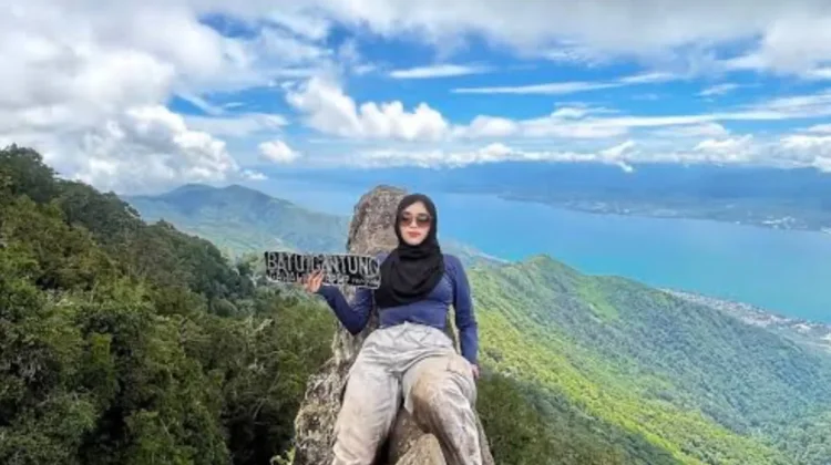 Batu Gantung Gawalise Jadi Spot Foto Favorit