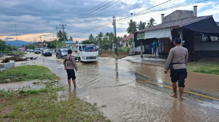 Jalur Trans Sulawesi Terendam Banjir, Polisi Terapkan Buka-Tutup Jalan