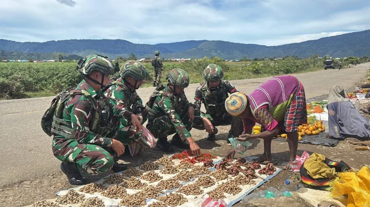 Bantu Petani, Satgas Yonif 711/Raksatama Beli Hasil Pertanian Masyarakat Dogiyai