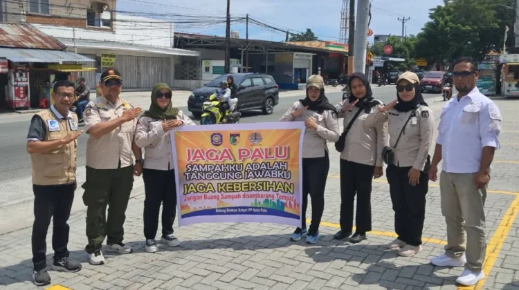 Jaga Kebersihan, Satpol PP Palu Sosialisasi di Persimpangan Jalan