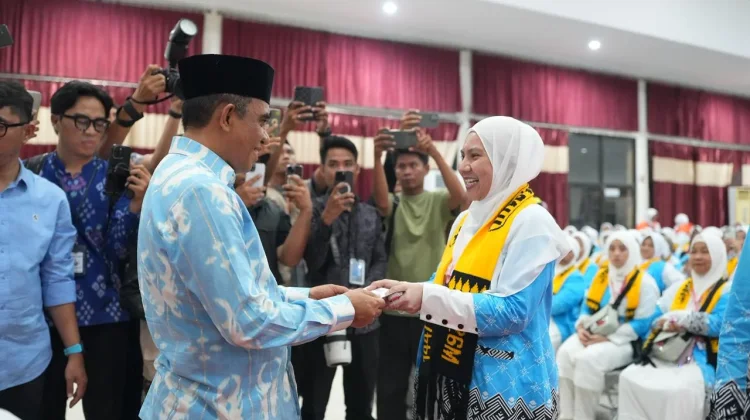 Anwar Hafid Berangkatkan 1.751 Jemaah Haji Sulteng, Pesan Tetap Sehat dan Khusyuk