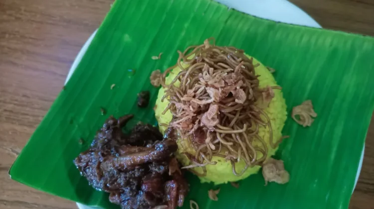 Nasi Kuning Tetap Jadi Sarapan Favorit Warga Palu