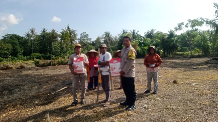 Polsek Kasimbar Serahkan Bibit Jagung ke Petani Perkuat Ketahanan Pangan