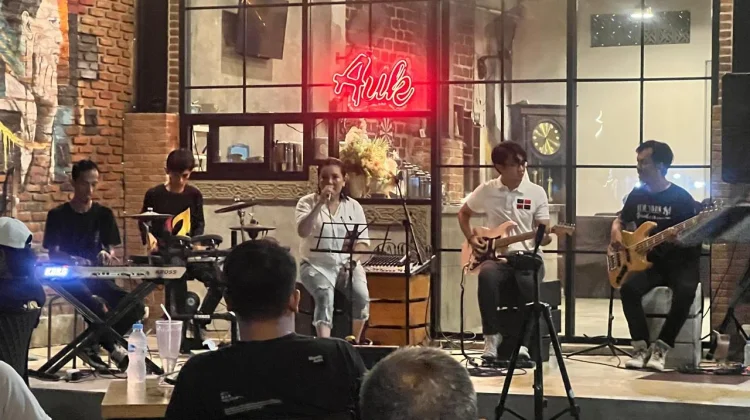 Komunitas Musik Jalanan Warnai Malam Palu