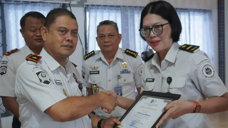 Ditjenpas Sulteng Beri Penghargaan Kepada Petugas Berjasa di Rutan Palu