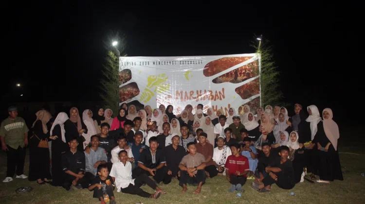 Bangkitkan Syiar Islam, Risma Al-Aqrabin Kayumalue Sukses Gelar Pawai 800 Obor