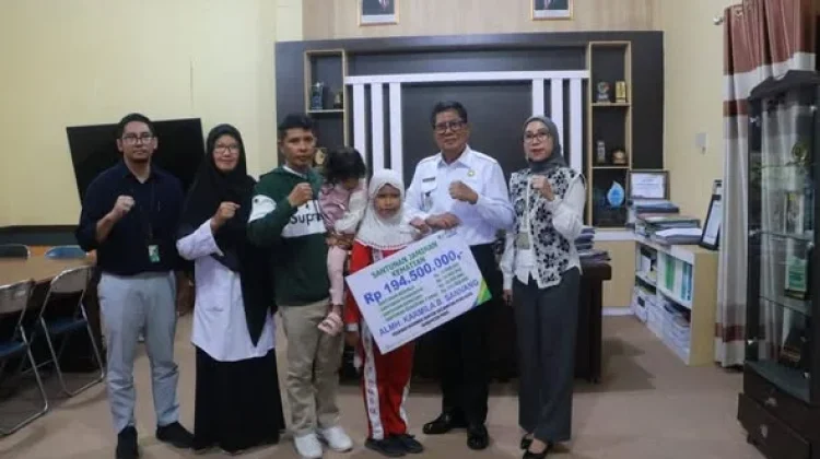 Wabup Poso Tegaskan Komitmen Perlindungan Non ASN lewat Santunan dan Beasiswa