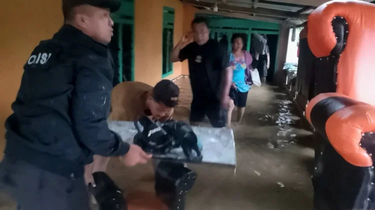 Polisi Bantu Evakuasi Masyarakat Terdampak Banjir Balaang Banggai