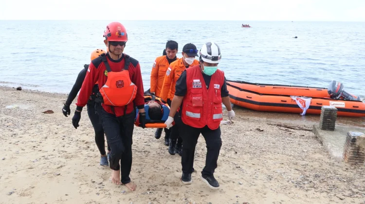 Simulasi Kecelakaan Pelayaran, Basarnas Palu Asah Kemampuan Penyelamatan di Air