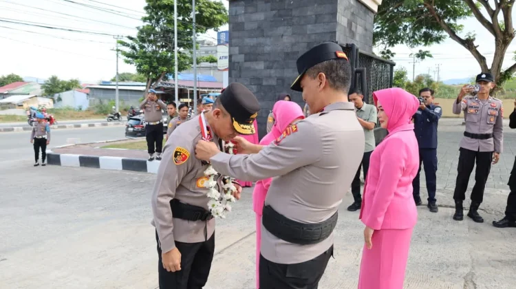 Polda Sulteng Sambut Kapolda Baru dengan Tradisi Adat Kaili