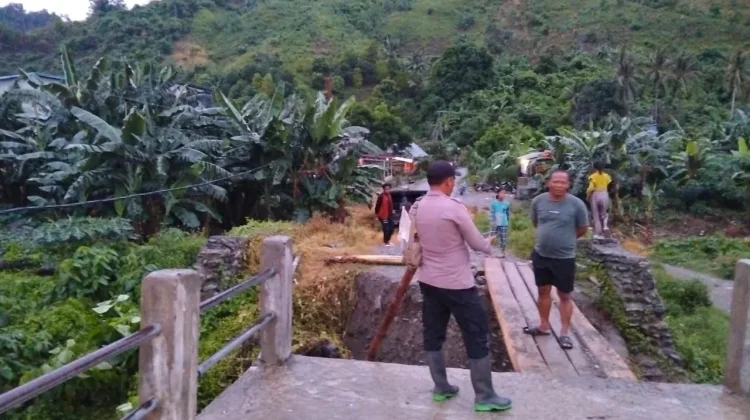 Jembatan Sibalago Parimo Jebol Diterjang Banjir, Akses Dusun Putus