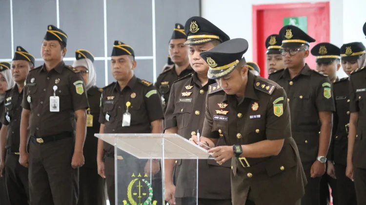 Lantik Dua Koordinator Baru, Kajati Sulteng Tekankan Profesionalisme