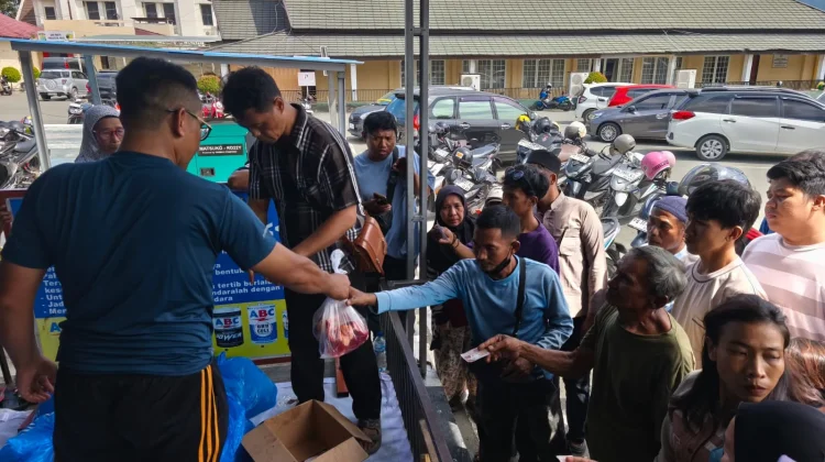 Wujud Kepedulian Polri, Kapolresta Palu Serahkan Tujuh Ekor Sapi Kurban