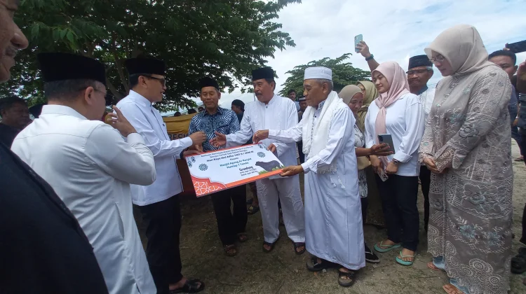 Kepala Bakarantin Serahkan Banmas Presiden RI dalam Rangka Hari Raya Idul Adha