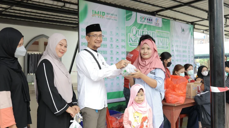 PT IMIP Bagikan 1.800 Paket Daging Kurban untuk Karyawan dan Warga