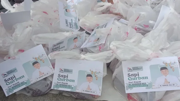 H Ahmad Ali Berbagi Kurban Bersama Warga Lolu
