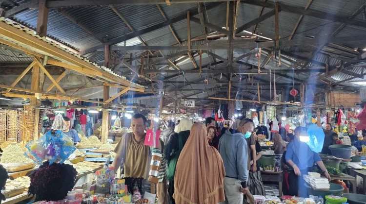 Pasar Inpres Ramai Dikunjungi Masyarakat Selama Akhir Pekan Panjang