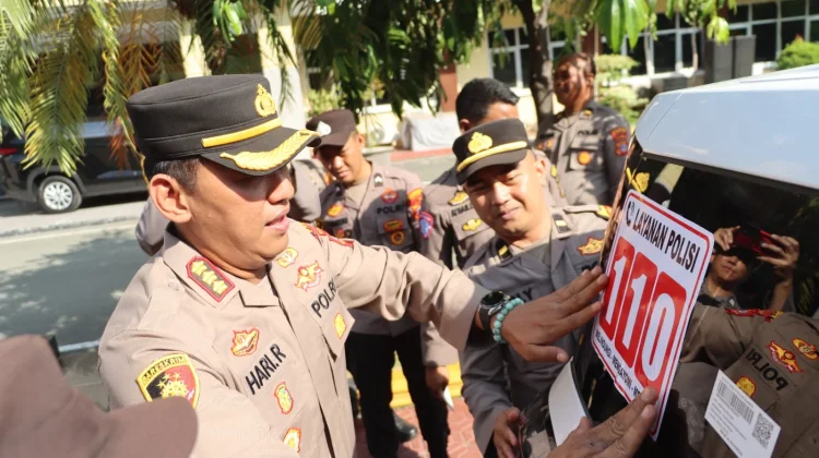 Tingkatkan Layanan, Kapolresta Palu Pimpin Penempelan Stiker Layanan Polri 110