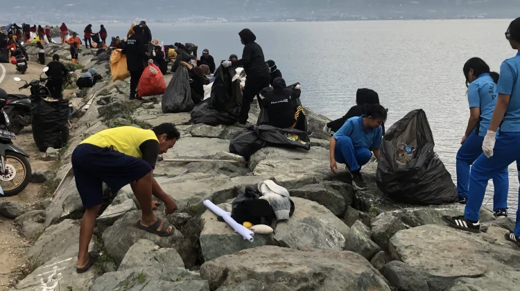 Peringati Hari Lingkungan Hidup Sedunia, DLH Sulteng Gelar Aksi Bersih Pantai