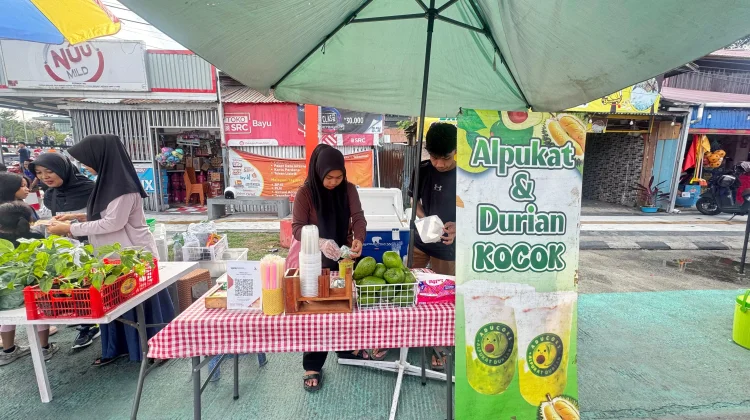 Segarnya Alpukat Durian Kocok di CFD Kota Palu