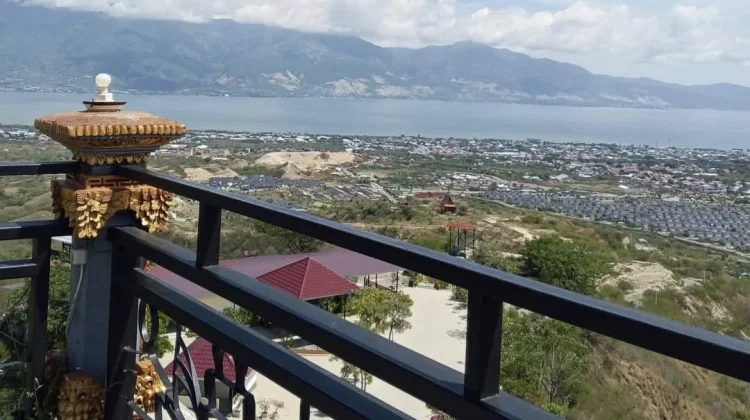 Menikmati Panorama Teluk Palu dari Ketinggian Gong Perdamaian Nusantara
