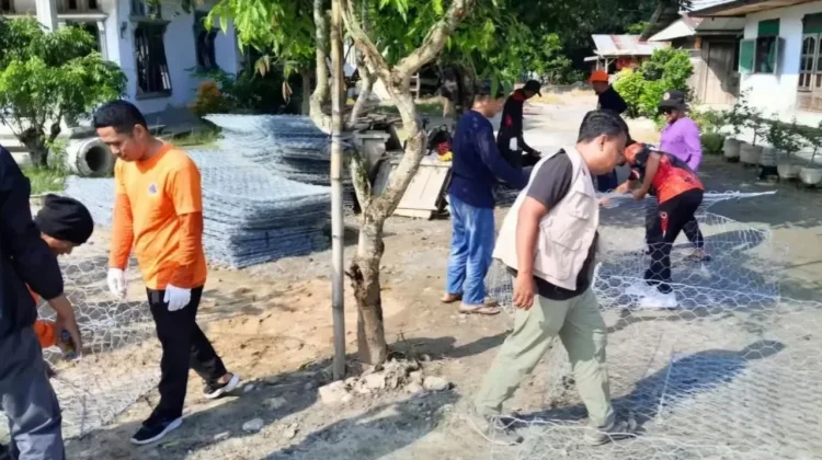 Mitigasi Banjir, BPBD Parimo Rakit 400 Bronjong di Sungai Penebel Desa Tolai