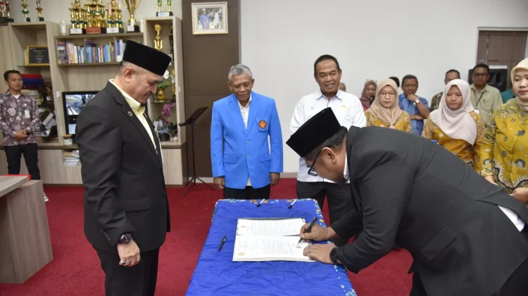 Rektor Untad Lantik Rifai Mardin PAW Wakil Dekan Fakultas Teknik