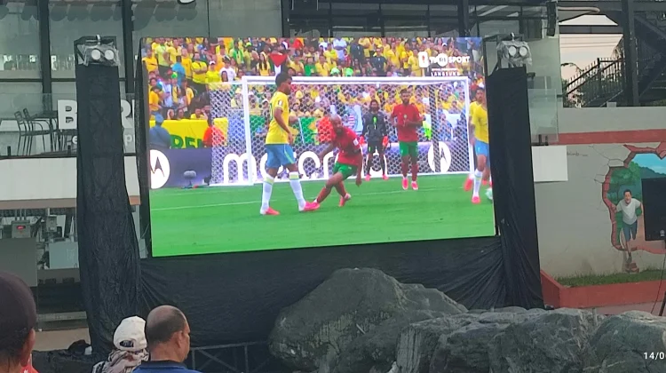 Warga Kota Palu Antusias Nobar Piala Dunia Brazil vs Morocco di Lapangan Vatulemo