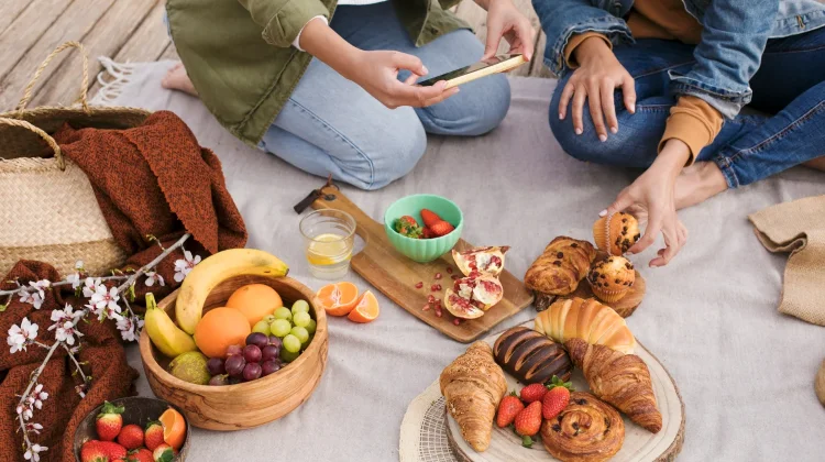 Rekomendasi Makanan yang Bikin Piknik Makin Estetik