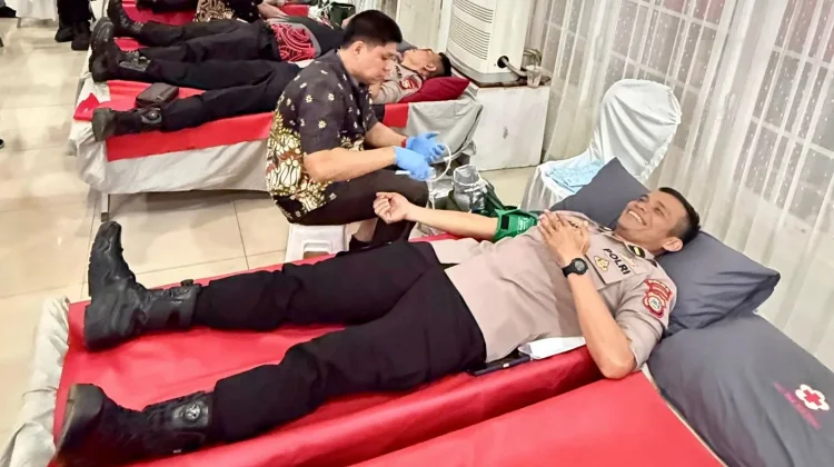 Perwira SIP 55 Polda Sulteng Warnai Bakti Kesehatan Hari Bhayangkara ke-80