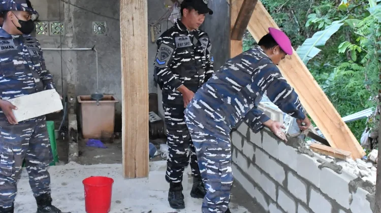 Wujud Nyata Bakti TNI AL Lanal Palu di tengah Masyarakat Terdampak Gempa