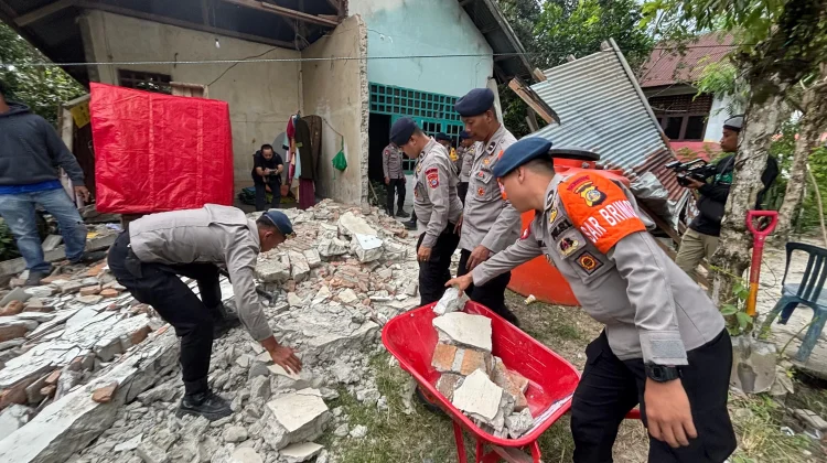 Brimob Sulteng Bantu Warga Bersihkan Puing Rumah Pascagempa Sigi