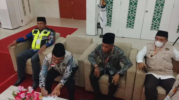 Pemprov Sulteng Terima Kepulangan Jemaah Haji Kloter BPN-11 di Balikpapan