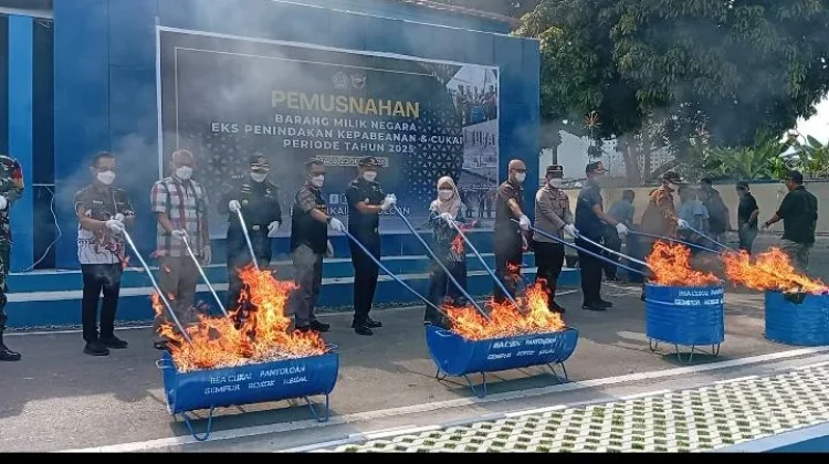 Bea Cukai Pantoloan Musnahkan 4,6 Juta Batang Rokok Ilegal dan 275 Bal Pakaian Bekas