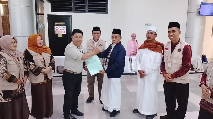 Kepulangan Jemaah Haji Kloter 11 Trip 2 Ditandai Serah Terima di Palu