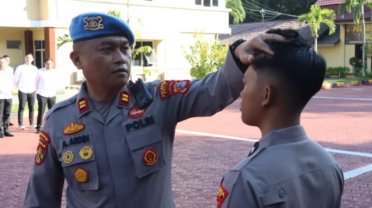 Tingkatkan Disiplin, Kasi Propam Polresta Palu Periksa Sikap Tampang Personel