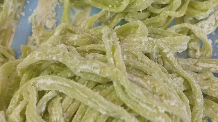 Mie Homemade, Gunakan Sawi Hijau sebagai Pewarna Alami